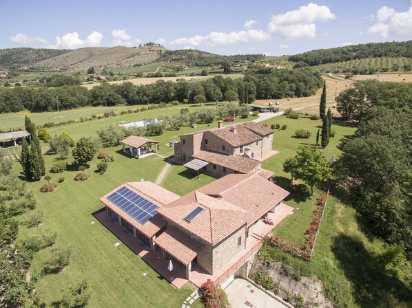 Exterior - Il Castello Apartment in Farmhouse with swimming pool overlooking Lake Trasimeno (Umbria)