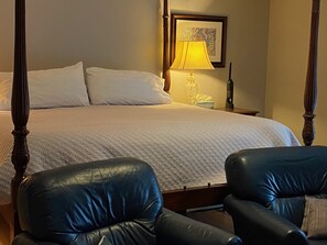 4 bedrooms, desk, iron/ironing board, travel crib - River front! Great for large Family gatherings! (McQueeney)