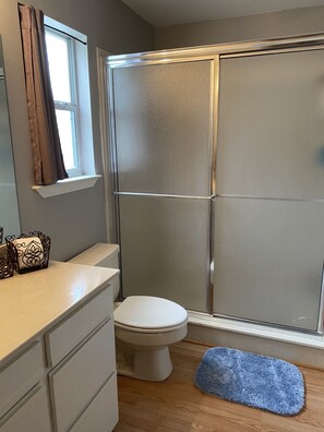 Dusche, Haartrockner, Handtücher, Seife