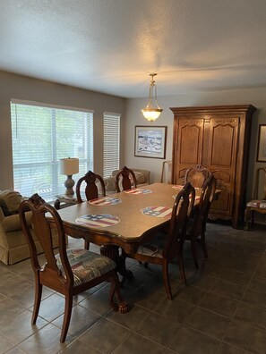 Dining - River front! Great for large Family gatherings! (McQueeney)