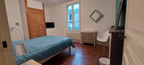 3 habitaciones, tabla de planchar con plancha y cuna de viaje 