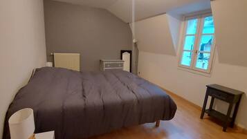 3 bedrooms, iron/ironing board, travel cot, free WiFi