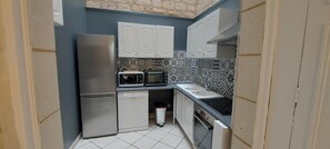 Jääkaappi, mikroaaltouuni, uuni, liesi