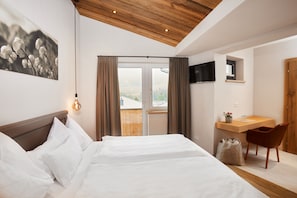 Deluxe Room | Egyptian cotton sheets, premium bedding, Select Comfort beds - Home Suite Home (Fieberbrunn)