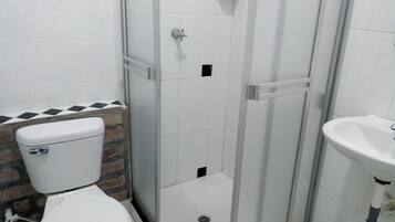 Douche, serviettes fournies, savon