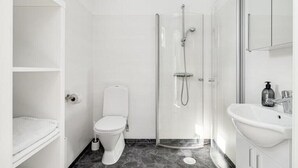 Un bagno moderno con servizi igienici, doccia e lavandino.