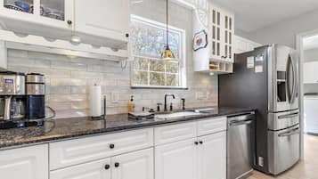 Jääkaappi, mikroaaltouuni, uuni, liesi