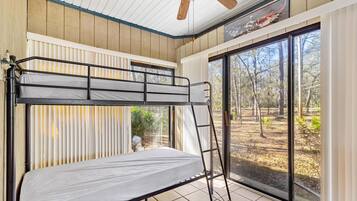 4 makuuhuonetta, työpöytä, silitysrauta/-lauta, Wi-Fi