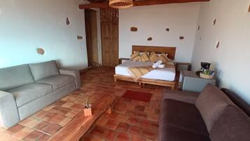 Suite estudio superior | Ropa de cama de alta calidad, edredón y minibar