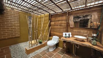 Romantic Cabin | Bathroom | Shower, hair dryer, towels, soap