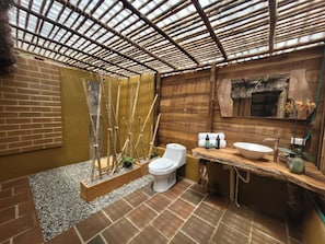 Romantic Cabin | Bathroom | Shower, hair dryer, towels, soap
