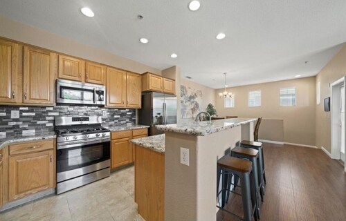 Modern Townhouse near a golf course, Folsom Lake, and hiking trails