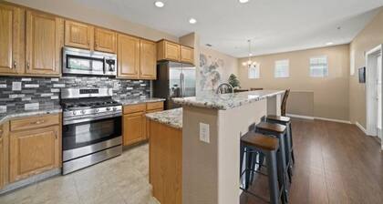 Modern Townhouse near a golf course, Folsom Lake, and hiking trails