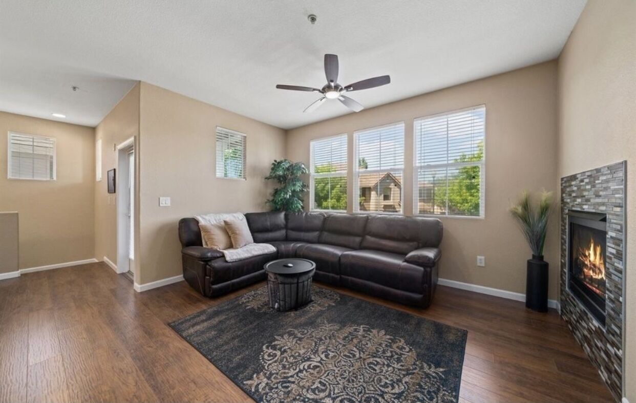 Modern Townhouse Near A Golf Course, Folsom Lake, And Hiking Trails - SeaQuest Folsom, Folsom
