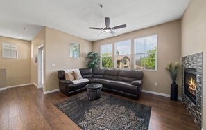 Smart TV, fireplace - Modern Townhouse near a golf course, Folsom Lake, and hiking trails (Folsom)