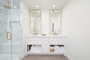 Dusche, Haartrockner, Handtücher, Seife