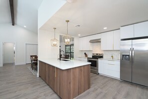 Réfrigérateur, four à micro-ondes, un four, surface de cuisson
