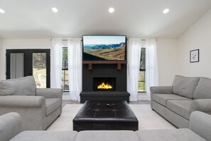 Smart TV y chimenea 