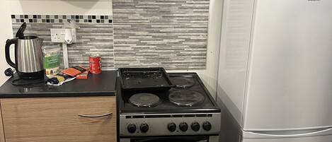 冰箱、微波炉、炉灶