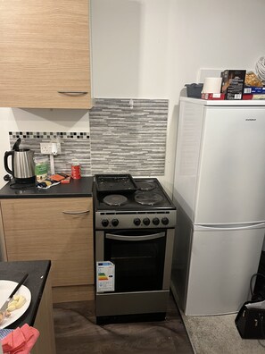 Fridge, microwave, stovetop - Studio apartment (Brislington)