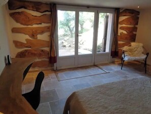 3 slaapkamers, een bureau, een strijkplank/strijkijzer, reisbedje