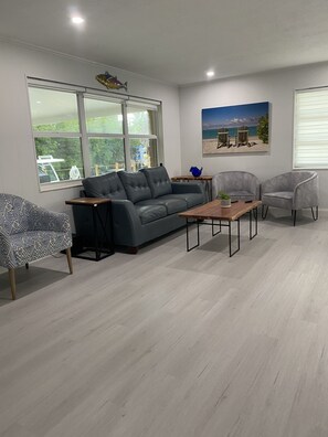 Smart TV, chimenea y estéreo