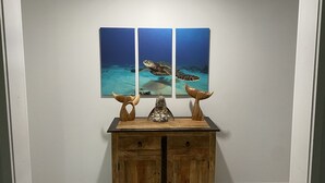 Ein Holzschrank mit zwei Walfiguren und einem dekorativen Gegenstand darauf.