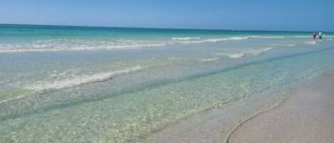 Chaises longues, serviettes de plage