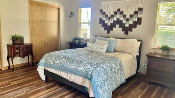 3 bedrooms, iron/ironing board, WiFi, bed sheets