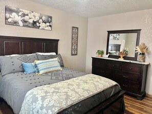 3 habitaciones, tabla de planchar con plancha, wifi y ropa de cama 