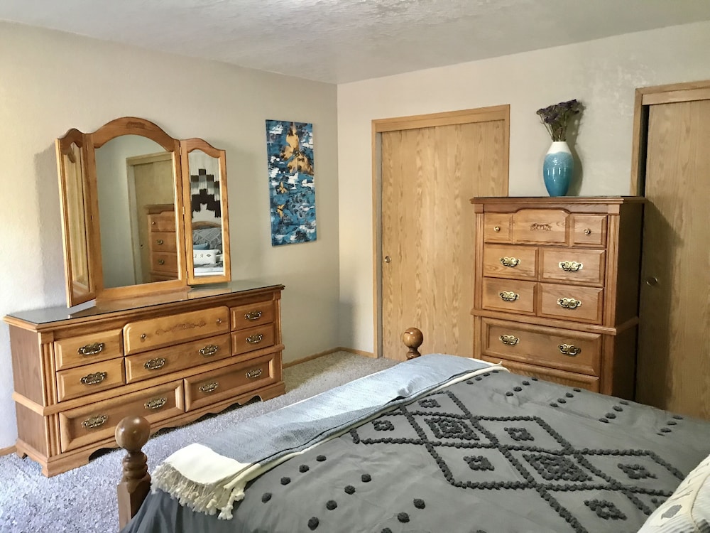 Butterfly Cove PetFriendly Retreat with Deck and Garden, 5 minutes to
