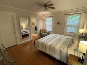 3 bedrooms, desk, WiFi, bed sheets