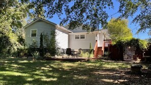 Outdoor dining - 1920s Bungalow with private garden, close to downtown (Greenville)