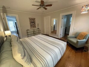 3 bedrooms, desk, WiFi, bed sheets - 1920s Bungalow with private garden, close to downtown (Greenville)