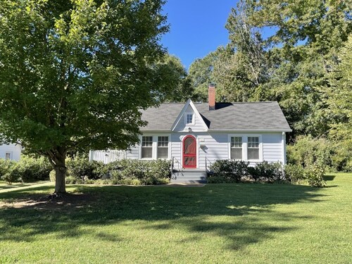 1920s Bungalow with private garden, close to downtown