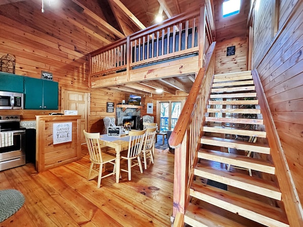 Interior - Stay at The Bear and visit Callaway's Fantasy in Lights - Fiber Wifi! (Warm Springs)