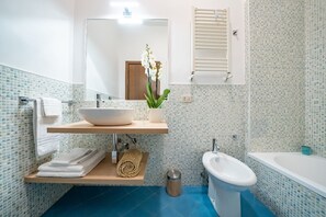 Dusche, Haartrockner, Bidet, Handtücher