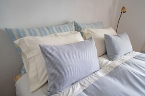 2 عدّة غرف نوم وخزنة داخل الغرفة وسرير سفر وواي فاي مجانًا