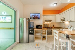 Kühlschrank, Mikrowelle, Ofen, Geschirrspüler