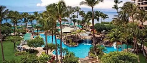 Utendørsbasseng og et oppvarmet basseng