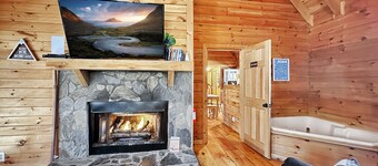 Spring Break and Easter at The Deer- Fiber Wifi! - Close to Callaway Gardens