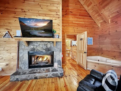 Spring Break and Easter at The Deer- Fiber Wifi! - Close to Callaway Gardens