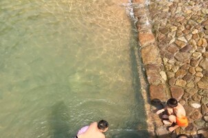 Un sendero de piedra que conduce al agua.