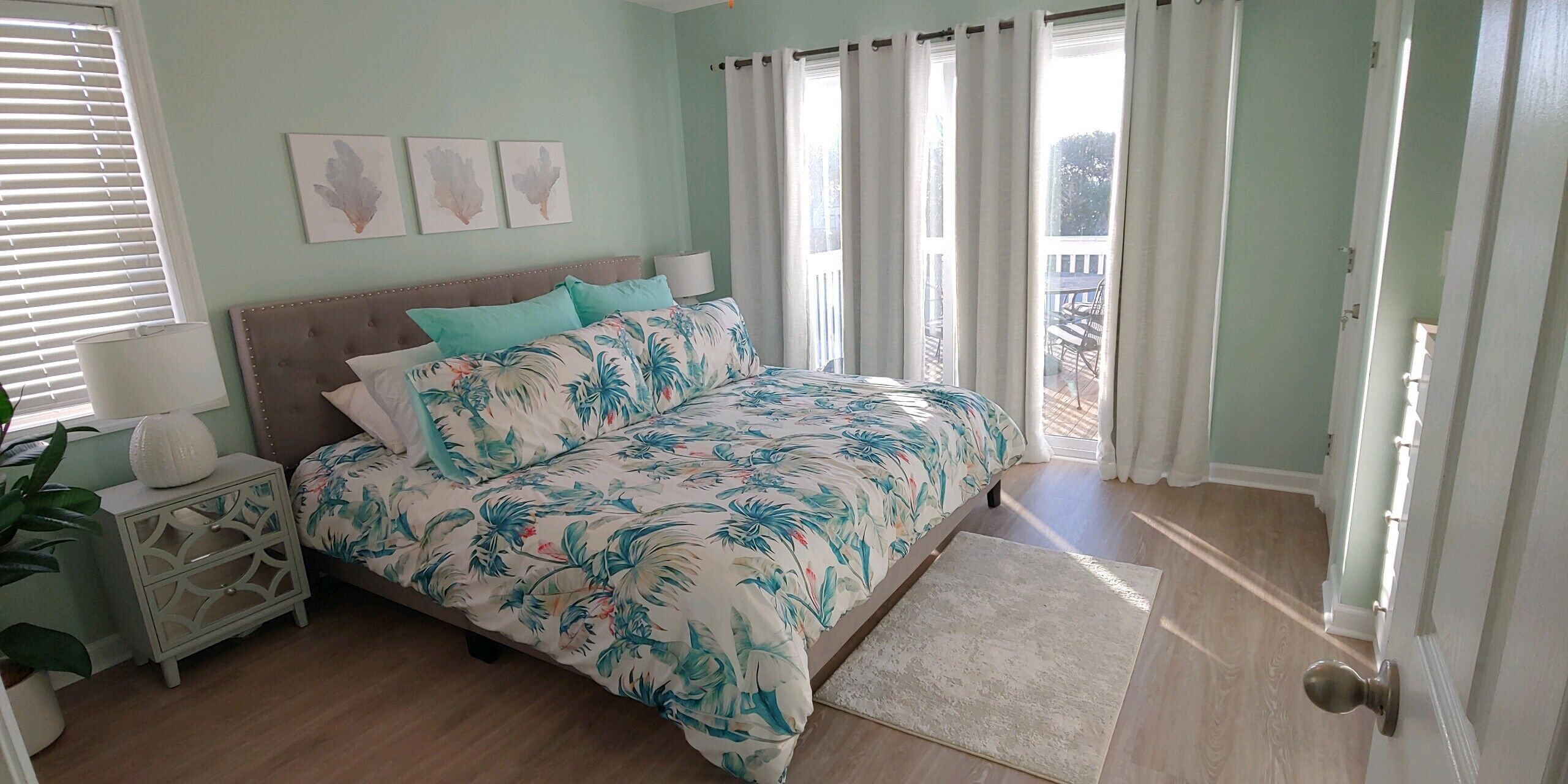 4 chambres, bureau, fer et planche à repasser, lit parapluie