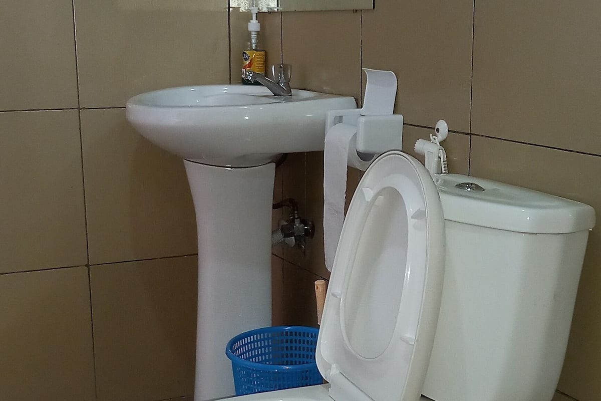 Shower, rainfall showerhead, free toiletries, hair dryer