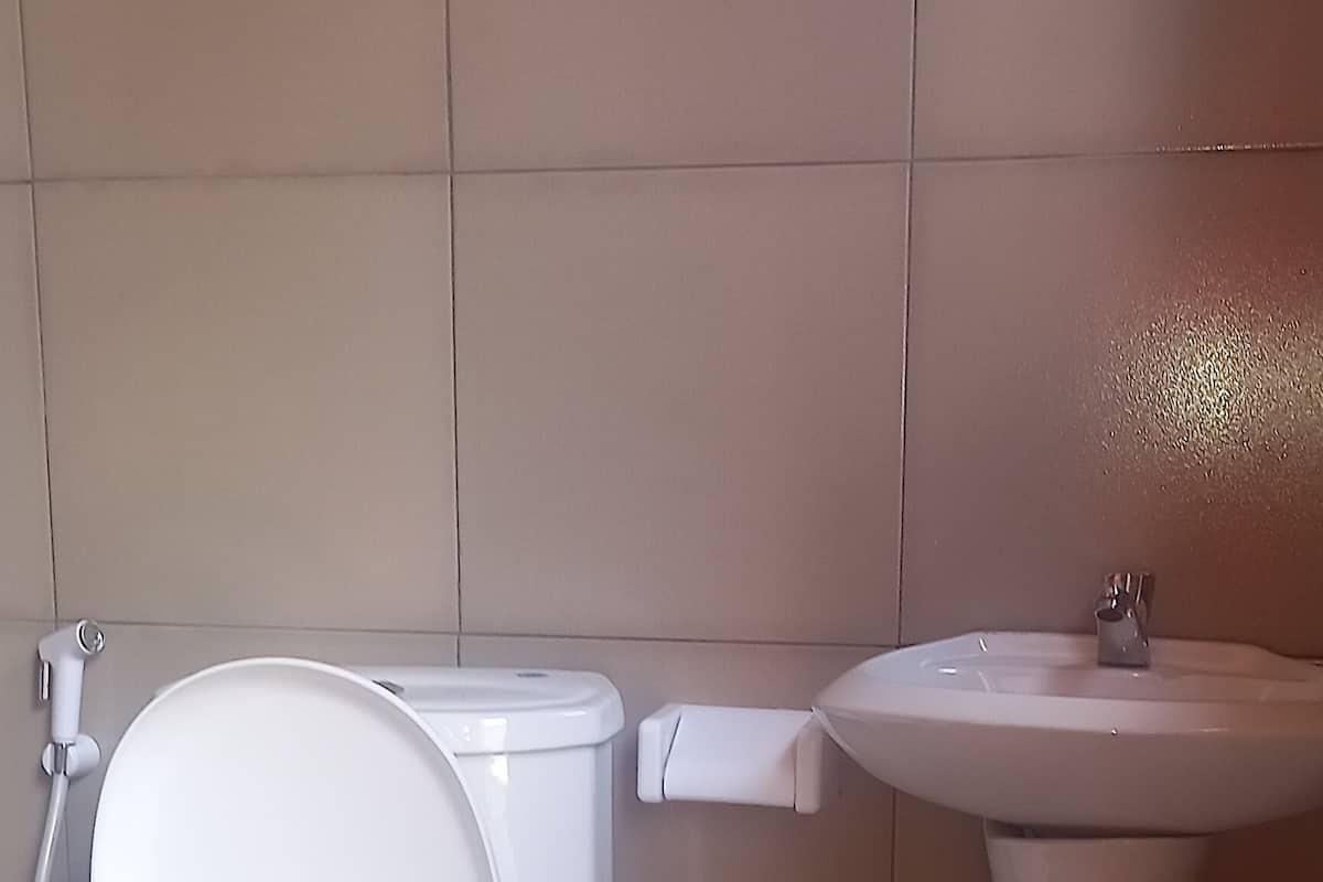 Shower, rainfall showerhead, free toiletries, hair dryer