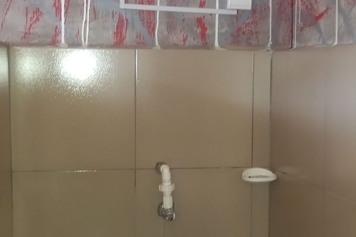 Shower, rainfall showerhead, free toiletries, hair dryer