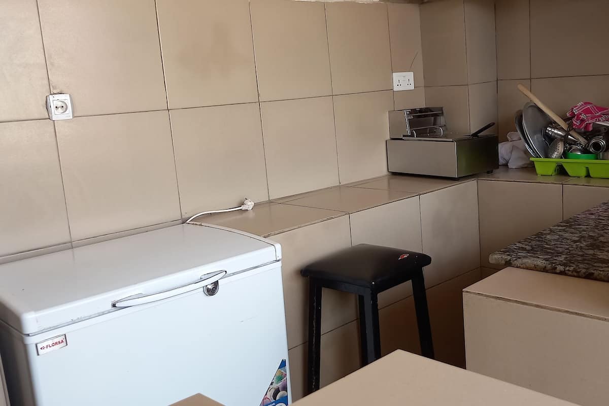 Fridge, microwave, oven, coffee/tea maker