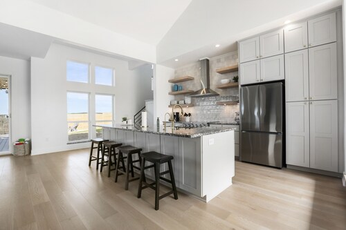 Friends & Family Favorite! Views - Spacious - Clean