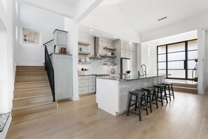 Fridge, microwave, oven, stovetop - Group and family favorite! Views - Spacious - Clean  (spicewood)